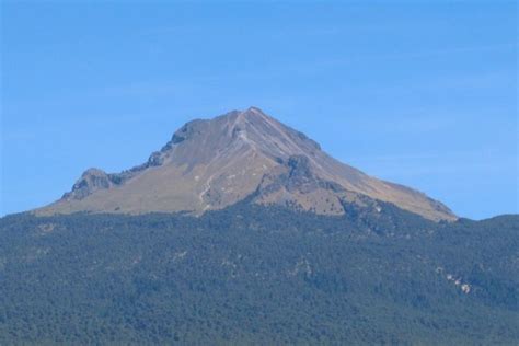 Bajo un volcán 2025